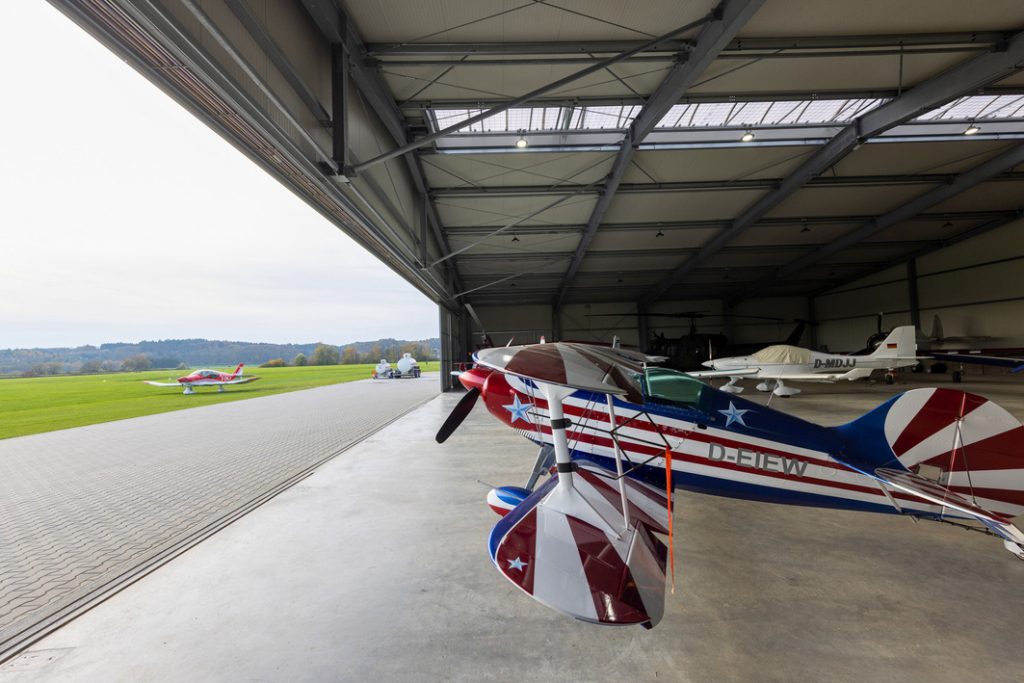 Flugzeughangar und Luftfahrthalle von Aschenbrenner mit Flugzeug darin