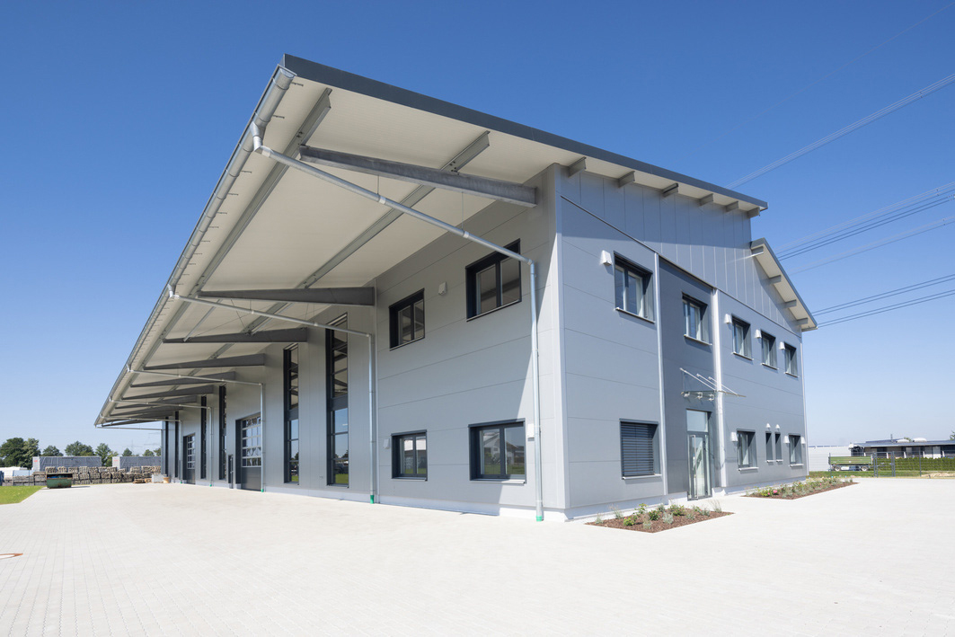 Moderner Hallenbau mit Stahlkonstruktion